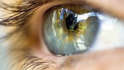 ರಗ್ಗು ಹೊದ್ದು ರಾತ್ರಿಯೆಲ್ಲ ವಿಡಿಯೋ ನೋಡೋರು ಎಚ್ಚರ; ಮೊಬೈಲ್ ನೋಡಿ ಕಣ್ಣು ಮಂಜಾಗ್ತಿದ್ಯಾ?