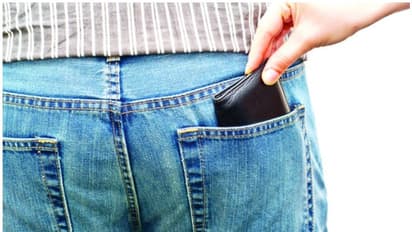 ഡ്രൈവ് ചെയ്യുമ്പോൾ പേഴ്സ് പിൻ പോക്കറ്റിൽ വയ്ക്കല്ലേ; സിയാറ്റിക് സിൻഡ്രോം പിന്നാലെ എത്തും; ഗുരുതര ആരോഗ്യപ്രശ്നം