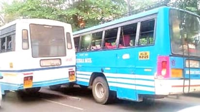 മത്സരയോട്ടത്തിനിടെ സ്വകാര്യ ബസ് കെഎസ്ആർടിസി ബസിലിടിച്ചു; റോഡിനരികിൽ നിന്നവർ ഓടിമാറിയതിനാൽ അപകടം ഒഴിവായി