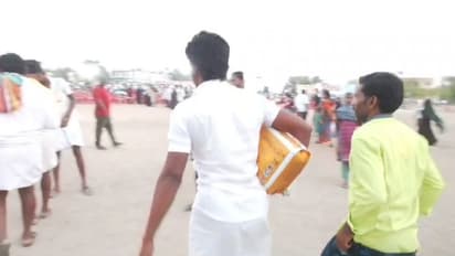 ಸಿದ್ದರಾಮಯ್ಯ ಸಮಾವೇಶದಲ್ಲಿ ಅಕ್ಕಿಚೀಲ, ಮಜ್ಜಿಗೆ ಪ್ಯಾಕೆಟ್‌ಗೆ ಮುಗಿಬಿದ್ದ ಜನ!