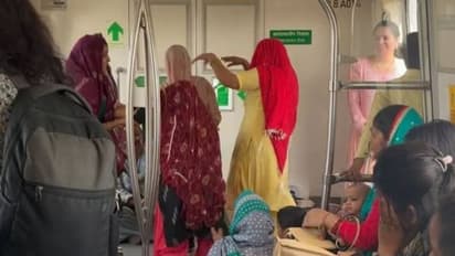 ഡെൽഹി മെട്രോയിൽ സ്ത്രീകളുടെ പാട്ടും ഡാൻസും, ആ വൈറൽ വീഡിയോ കണ്ടത് 5 മില്ല്യണിലധികം പേർ