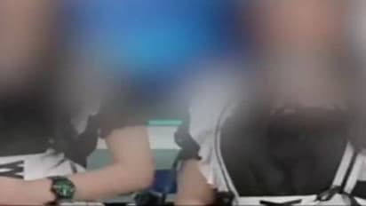 ജീവനക്കാരികൾ മുട്ടുകുത്തി നിന്ന് ഭക്ഷണം വിളമ്പണം, മസാജ് ചെയ്യണം; ചൈനയിലെ ഈ കഫേകള്‍ക്ക് വൻ വിമർശനം