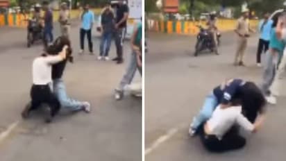 നടുറോഡിൽ പെൺകുട്ടികളുടെ പൊരിഞ്ഞ അടി, കാഴ്ച്ചക്കാരനായി പൊലീസും, കാരണം ഇൻസ്റ്റഗ്രാം റീൽസിന് വന്ന കമന്റ്