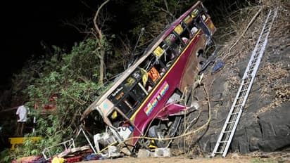 ഹെയർപിൻ വളവിൽ നിന്ന് ബസ് കൊക്കയിലേക്ക് പതിച്ചു; നാല് മരണം, നിരവധിപ്പേർക്ക് പരിക്ക്