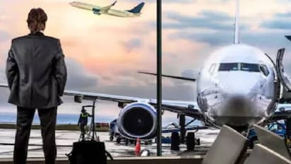 4 ട്രെയിൻ, 1 ഫ്ലൈറ്റ്, 5 മണിക്കൂർ, കാമുകിയെ കാണാൻ ദിവസം ജോലിസ്ഥലത്ത് നിന്നും തിരികെ എത്തുന്ന യുവാവ്