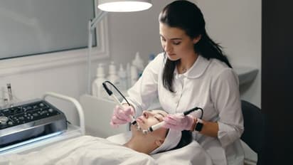 The Cosmetologist Trend: From drawbacks to duration, all you need to know about Botox treatments