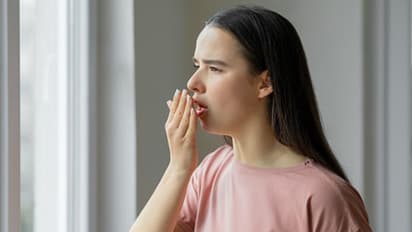 ಬೆಳಗ್ಗೆಯ ಬಾಯಿ ವಾಸನೆ ತಡೆಯಲು ಇಲ್ಲಿವೆ ಸಿಂಪಲ್ ಟಿಪ್ಸ್