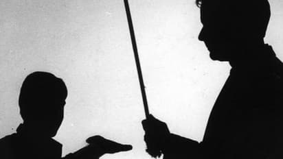 റോൾ നമ്പർ എഴുതിയത് തെറ്റി, മൂന്നാം ക്ലാസ് വിദ്യാർഥിയെ പൊതിരെ തല്ലി അധ്യാപകൻ, സസ്പെൻഡ് ചെയ്ത് ഉത്തരവ്