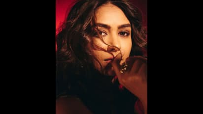 ದುಬಾರಿ ಜಾರ್ಜೆಟ್ ಸೀರೆಯಲ್ಲಿ ಕಂಗೊಳಿಸಿದ ಸೀತಾ ಮಹಾಲಕ್ಷ್ಮಿ: ಕಣ್ಣು ಕುಕ್ಕುವ ಈ ಸ್ಯಾರಿ ಬೆಲೆಯೆಷ್ಟು ಗೊತ್ತೇ?