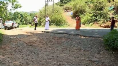 50 ലക്ഷം രൂപ അനുവദിച്ചിട്ട് ഒന്നര വർഷം; റോഡ് തകർന്നു തരിപ്പണമായിട്ടും പണി തുടങ്ങിയില്ല 