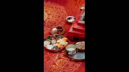 1 ரூபாய் ஷாம்பு வைத்து மோசமான நிலையில் இருக்கும் பூஜை பொருள்களை கூட ஜொலிக்க வைக்கலாம்!!