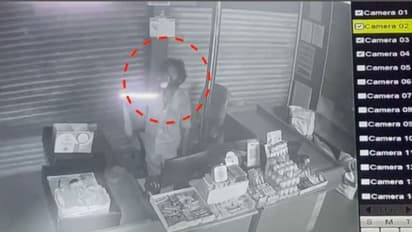 ഒരു മര്യാദയൊക്കെ വേണ്ടേ കള്ളാ..! പയ്യന്നൂരിലെ സൂപ്പർ മാർക്കറ്റിൽ ഒരേ കള്ളൻ കയറിയത് 4 തവണ, ഇന്നും കാണാമറയത്ത്