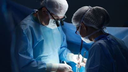 ಸರ್ಕಾರಿ ಆಸ್ಪತ್ರೆ ಅವ್ಯವಸ್ಥೆ; ಮೊಬೈಲ್ ಟಾರ್ಚ್ನಲ್ಲಿ ಸಿಸೇರಿಯನ್ ಮಾಡಿದ ಡಾಕ್ಟರ್, ತಾಯಿ-ಮಗು ಸಾವು!