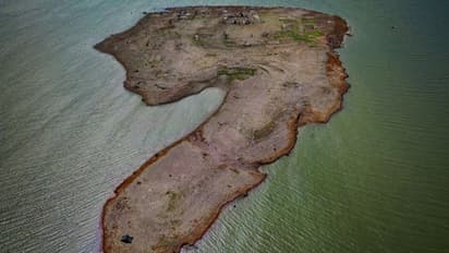 കൊടുംവേനൽ പിടിമുറുക്കി, അണക്കെട്ടിലെ നിദ്ര അവസാനിപ്പിച്ച് ചെറുനഗരം, കാണാനെത്തുന്നത് ആയിരങ്ങൾ