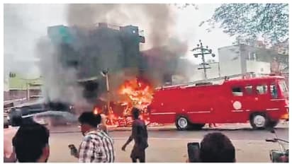 സമാധാന ചർച്ചയ്ക്ക് പിന്നാലെ സേലത്ത് രണ്ട് ജാതി വിഭാഗങ്ങൾ തമ്മിൽ സംഘർഷം; കടകൾക്കും വാഹനങ്ങൾക്കും തീയിട്ടു