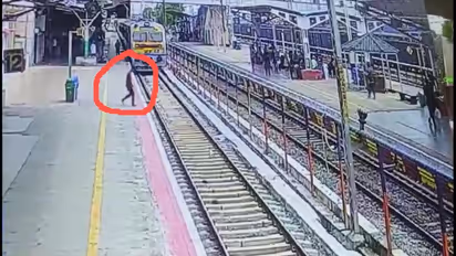 நூற்றுக்கணக்கானோர் வேடிக்கை பார்க்க ரயில் முன் பாய்ந்த வாலிபர்; ஜோலார்பேட்டை ரயில் நிலையத்தில் பரபரப்பு