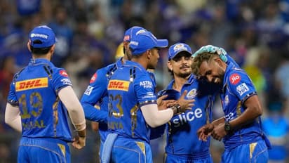 തോറ്റാല് മുംബൈ ഇന്ത്യന്സിന് മടങ്ങാം! സണ്റൈസേഴ്സ് ഹൈദരാബാദിനെതിരെ നിര്ണായക ടോസ്; ഇരു ടീമിലും മാറ്റം