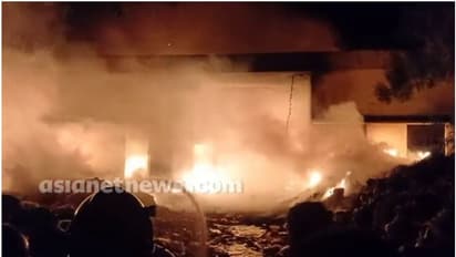 പാലക്കാട്ട് പ്ലാസ്റ്റിക് മാലിന്യങ്ങൾ സംഭരിച്ച ഗോഡൗണിൽ തീപിടിത്തം, കെട്ടിടമടക്കം കത്തിയമർന്നു