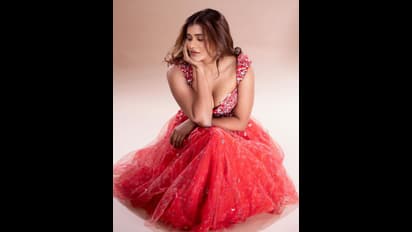 ರೆಡ್ ಕಲರ್ ಡ್ರೆಸ್‌, ಓಪನ್ ಹೇರು... ಶಿವರುದ್ರೇಗೌಡರ ಮಗಳ ಅಂದ-ಚಂದ ನೋಡಿ ಹುಚ್ಚರಾದ ಪಡ್ಡೆಹೈಕ್ಳು!