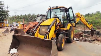 'അടപ്പുകൾ തുറന്ന നിലയിൽ; നോക്കിയപ്പോൾ ഡീസൽ, എഞ്ചിൻ ടാങ്കുകളിൽ മണ്ണും ഉപ്പും'; ജെസിബികൾ തകർത്തെന്ന് പരാതി