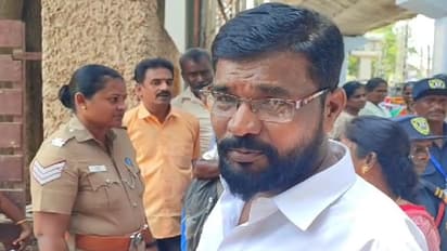 மதுரையில் பிறந்தநாள் அன்று நீட் தேர்வு எழுத வந்த 50 வயது வழக்கறிஞர்!