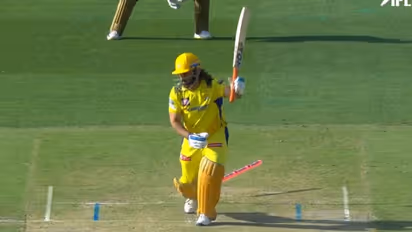 ആരെങ്കിലും അദ്ദേഹത്തോട് ഒന്ന് പറഞ്ഞ് മനസിലാക്കൂ; ഒമ്പതാമനായി ബാറ്റിംഗിനിറങ്ങിയ ധോണിക്കെതിരെ ഇര്ഫാന് പത്താന്