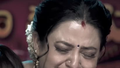 తల్లి విషయంలో దిద్దుకోలేని తప్పు చేసిన హీరోయిన్.. రష్మీ ఓదార్చుతున్నా గుండె బద్దలయ్యేలా ఏడుస్తూ.. 