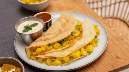 Crispy Dosa Secrets: How to remove oil stickiness from your dosa tawa