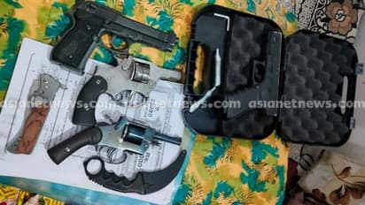 രഹസ്യ വിവരം കിട്ടി, പൊലീസ് പാഞ്ഞെത്തി, ആലുവയിൽ റെയ്ഡ്: 4 തോക്കുകളും 8 ലക്ഷം രൂപയും 2 കത്തിയും കണ്ടെത്തി