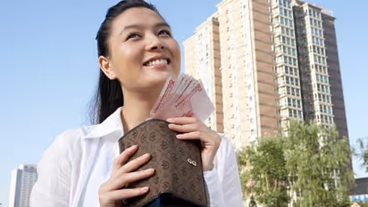 80 ലക്ഷം രൂപ, പെട്ടി നിറയെ നോട്ടുകൾ, യുവതിക്ക് കാമുകന്റെ സമ്മാനം, ബാങ്കിലെത്തിയതോടെ എല്ലാം പൊളിഞ്ഞു