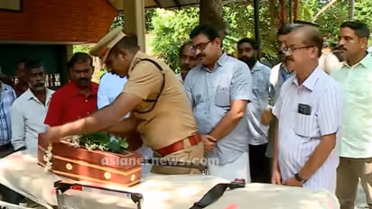 ഉള്ളുനീറുന്ന വിട; അമ്മ കൊന്ന് വലിച്ചെറിഞ്ഞ കുഞ്ഞിന്റെ മൃതദേഹം ഏറ്റെടുത്ത് ആദരപൂര്വം സംസ്കാരം നടത്തി പൊലീസ്