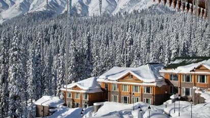 गर्मी की हाय तौबा से बचने के लिए पहुंच जाइए Gulmarg की बर्फीली पहाड़ियों में