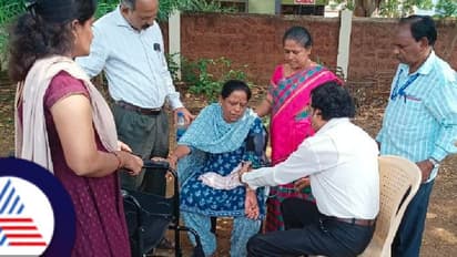 ಕುಸಿದು ಬಿದ್ದ ಚುನಾವಣಾ ಸಿಬ್ಬಂದಿ: ಮತದಾನ ಮಾಡಲು ಬಂದಿದ್ದ ಡಾ.ನಿತಿನ್‌ಚಂದ್ರ ಅವರಿಂದ ಚಿಕಿತ್ಸೆ