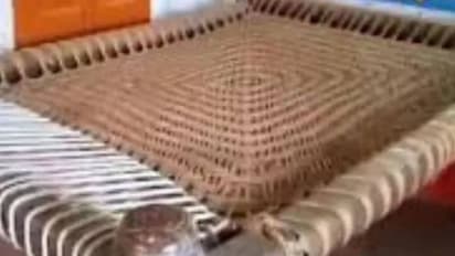 100 കൊല്ലം പഴക്കം, 300 കിലോ ഭാരം, 8 പേർക്ക് ഒരുമിച്ച് കിടക്കാം, ഈ ​ഗ്രാമത്തിലെ കട്ടിലുകൾക്ക് പിന്നിലെ കഥ