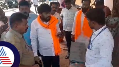 ಕಾಂಗ್ರೆಸ್ ಅಭ್ಯರ್ಥಿ ಪರ ಸರ್ಕಾರಿ ನೌಕರ ಪ್ರಚಾರ ಆರೋಪ; ಹಿಗ್ಗಾಮುಗ್ಗಾ ತರಾಟೆ ತೆಗೆದುಕೊಂಡ ಬಿಜೆಪಿ ಮುಖಂಡ