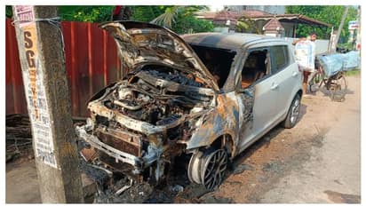 റോഡരികിൽ പാർക്ക് ചെയ്തിരുന്ന കാർ കത്തിനശിച്ചു; തീ കെടുത്തിയത് അഗ്നിരക്ഷാ സേനയെത്തി