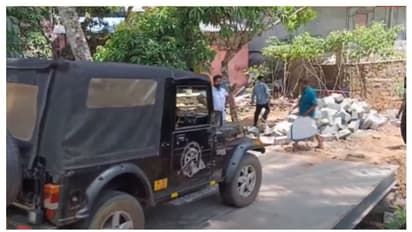 കെഎസ്ആർടിസി ഡിപ്പോയിലേക്കുള്ള റോഡ് കയ്യേറി പാലം നിർമിച്ചതായി പരാതി