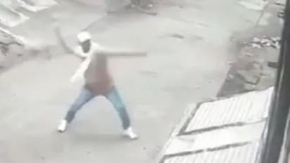 கோயிலில் சாமி கும்பிட்டு வீட்டின் மீது  வெடிகுண்டு வீசிய நபர்!