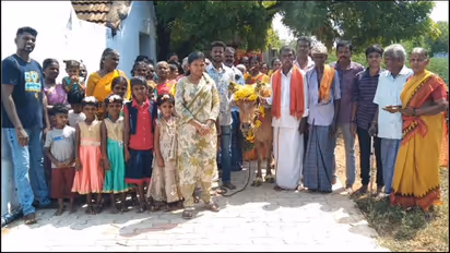 வீட்டில் ஒருவராக வளர்ந்த பசுவுக்கு வளைகாப்பு நடத்திய விவசாய தம்பதி; தென்காசியில் நெகிழ்ச்சி