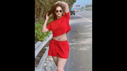 చేతిలో మందు గ్లాస్‌, టైట్‌ హగ్‌తో ప్రియుడికి ఘాటు ముద్దు.. విశ్వరూపం చూపించిన జ్యోతిరాయ్‌.. ఫోటో వైరల్