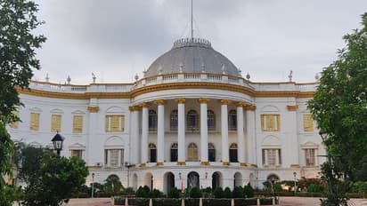 ബംഗാൾ രാജ്ഭവനിൽ ജോലിചെയ്യുന്ന താല്ക്കാലിക ജീവനക്കാരുടെ വിവരങ്ങള് പരിശോധിച്ച് റിപ്പോര്ട്ട് നല്കാൻ നിര്ദേശം