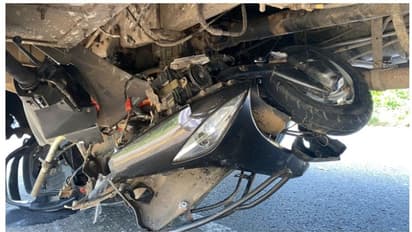 ജോലിക്ക് പോകുന്നതിനിടെ കെ.എസ്.ആർ.ടി.സി ബസിന് അടിയിൽപെട്ട് സ്കൂട്ടർ യാത്രക്കാർക്ക് ഗുരുതര പരിക്ക്