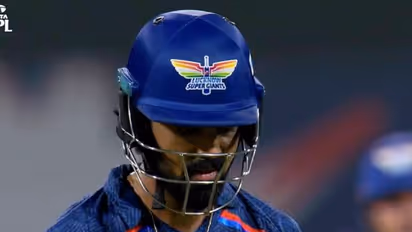 'ശരിക്കും ഡിഫന്സ് മിനിസ്റ്റർ', പവർപ്ലേയില് വീണ്ടും രാഹുലിന്റെ 'ടെസ്റ്റ്' കളി, വിമർശനവുമായി ആരാധകര്