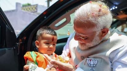 మోదీ ఒడిలో కూర్చుని ఆడుకుంటున్న ఈ బుడ్డోడు ఎవరో తెలుసా..?