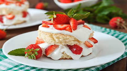 Mother's Day Special: Surprise your mom with this homemade strawberry cake