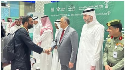 ഈ വർഷത്തെ ഹജ്ജിന് ആദ്യമെത്തിയത് ഇന്ത്യൻ തീർത്ഥാടകർ; മദീനയിൽ ഊഷ്മള സ്വീകരണം