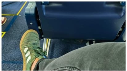 ഇരിക്കുമ്പോള്‍ കാല്‍ നീട്ടാനിടമില്ലെന്ന് പരാതി; 'സ്വന്തം വിമാനത്തില്‍ വന്നാമതി'യെന്ന് വിമാനക്കമ്പനിയുടെ മറുപടി