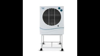 ಎಸಿ ಕಂಪ್ರೆಷರ್ ಸ್ಫೋಟಗೊಂಡು ಮೆಕಾನಿಕ್ ಸಾವು, ಬೈಕರ್ ಜಸ್ಟ್ ಮಿಸ್: ಭಯಾನಕ ವೀಡಿಯೋ