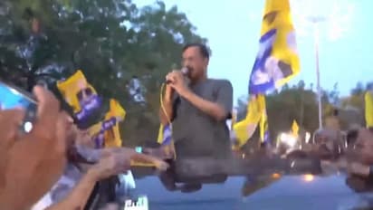 ആദ്യം കൊണോട്ട് പ്ലേസിലെ ഹനുമാൻ ക്ഷേത്രത്തിലേക്ക്, പിന്നെ പാർട്ടി ആസ്ഥാനത്ത്; കെജ്രിവാള്‍ പ്രചാരണത്തിന് 