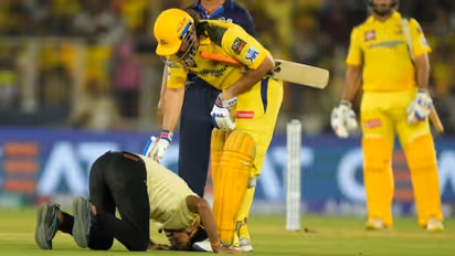 ధోని క్రేజ్ అట్లుంటది మరి.. భద్రతను ఉల్లంఘించి గ్రౌండ్ లోకి దూసుకొచ్చిన అభిమాని, వీడియో